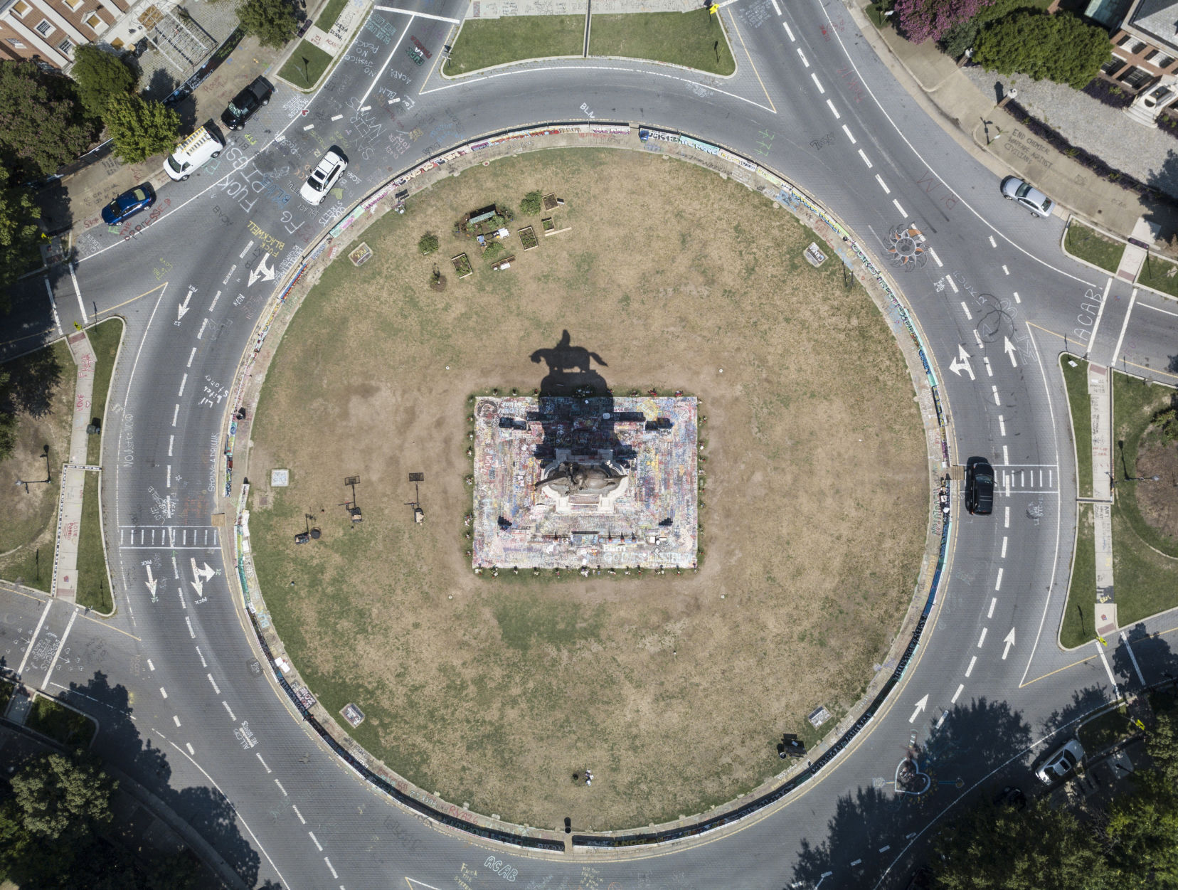 Aerial photo of Robert E. Lee statue on Monument Avenue